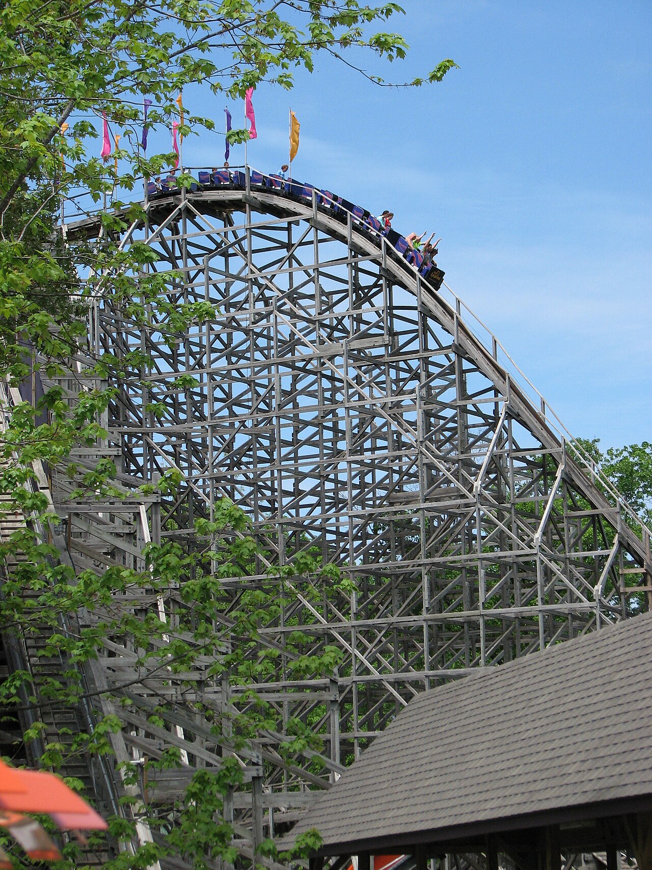 Die Holzachterbahn The Legend im Themenpark Holiday World
