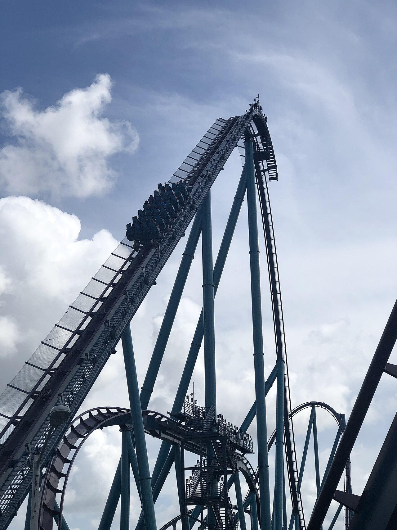 One of the trains ascending the lift hill of Mako roller coaster in SeaWorld Orlando