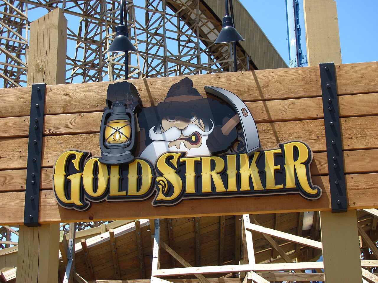 The entrance sign of Gold Striker at California's Great America