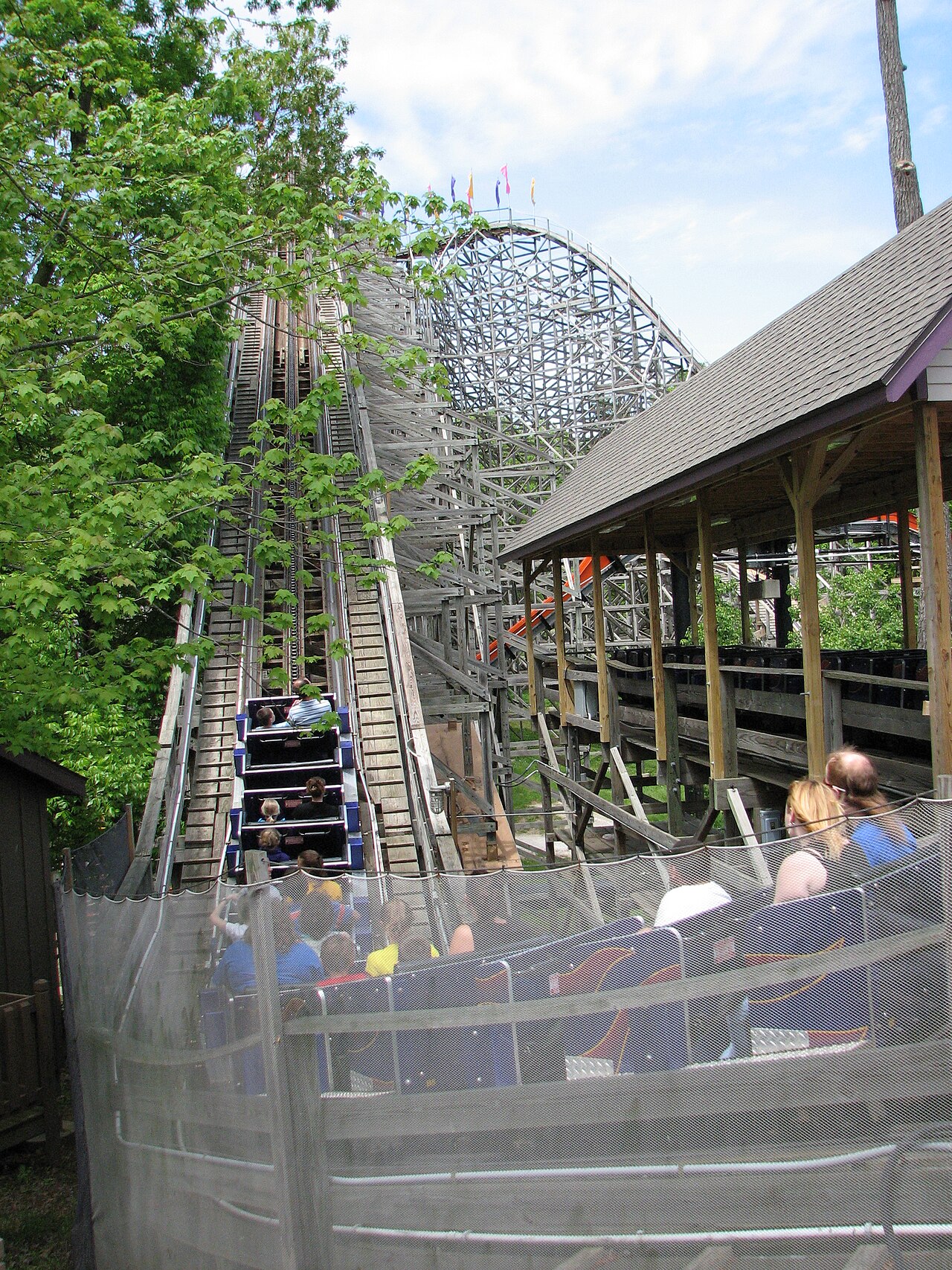 Die Holzachterbahn The Legend im Themenpark Holiday World