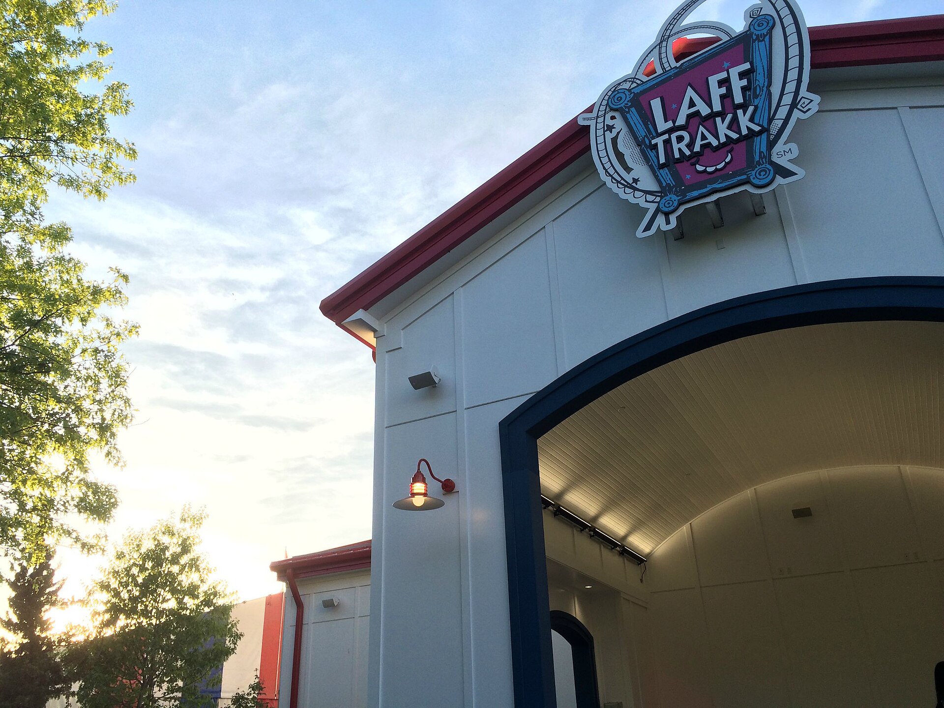 Photo of Laff Trakk's entrance at sunset. w:Laff Trakk